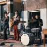 Manfred Mann.  - Ons inziens zien we daar de set van Jaap Eggermont, zij het met de kleine tom aan de andere kant.